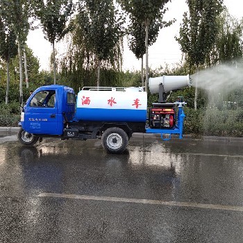 2立方柴油三輪霧炮灑水車 價(jià)格到底多少錢？弄清楚這幾個(gè)亮點(diǎn)你就明白了
